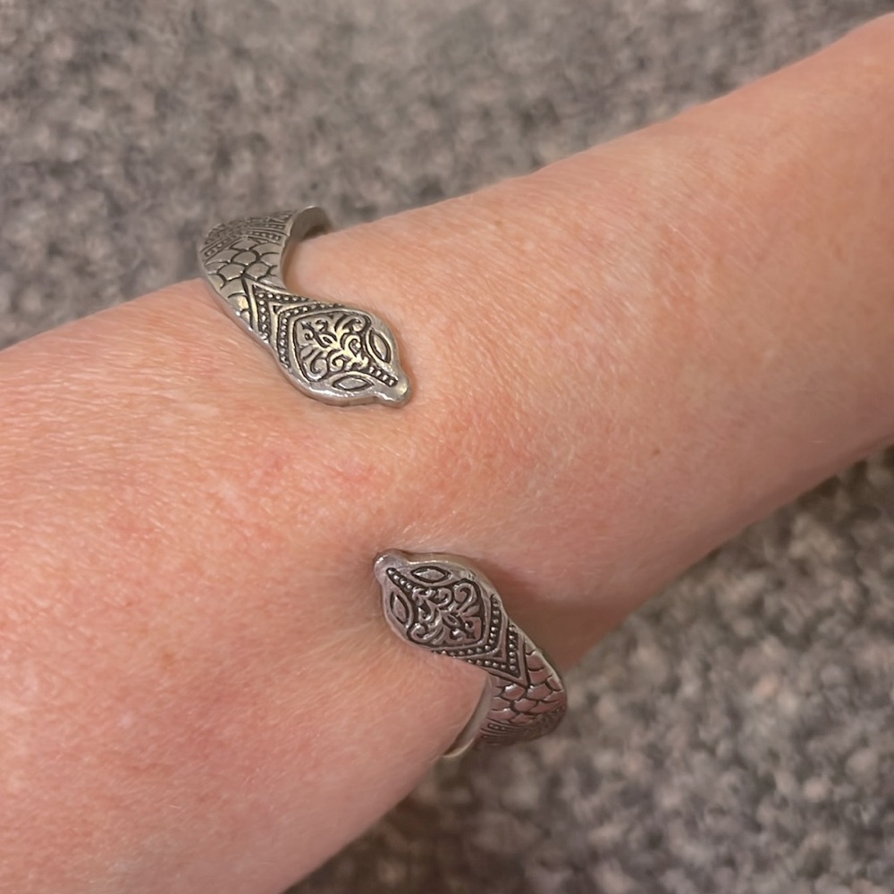 ๐ VINTAGE FLAT ETCHED STAMPED โSโ STERLING SILVER SPRING-HINGE SNAKE BRACELET - Picture 3 of 12